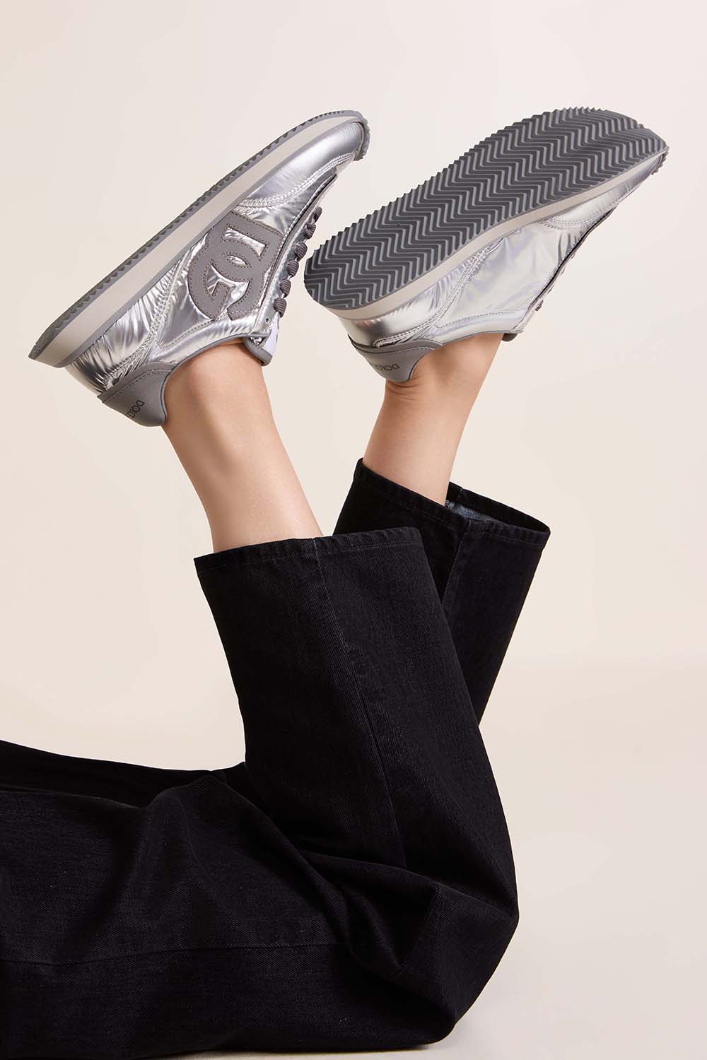 תמונת כל הלוק של נעלי סניקרס